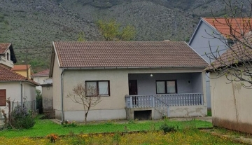 439/PKAgency Plus prodaje obnovljenu kuću sa pratećim objektima i lijepom okućnicom od 1.000m2 u naselju Vrapčići-Mostar